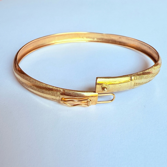 10K Solid Yellow Gold Classic Chevron Wave Diamond Etched Bangle Bracelet JJT - Picture 5 of 9